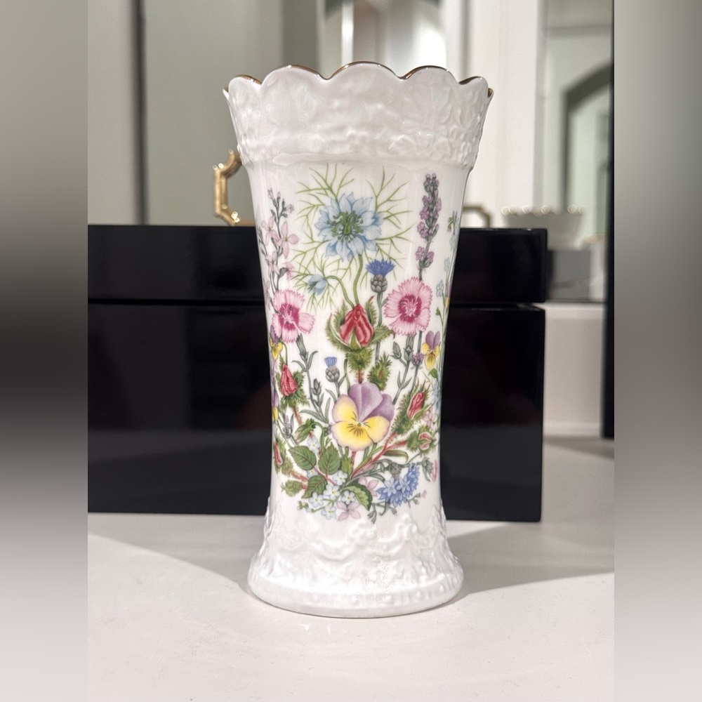 Vtg Aynsley Wild Tudor Design Floral Bone China Bud Vase 6” White Gold Accent